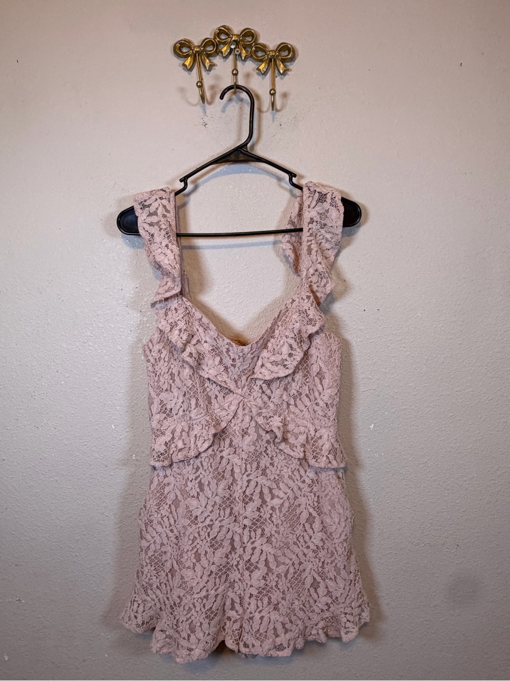 BCBGeneration Dusty Rose Lace Ruffle Sleeveless Romper. Size 8